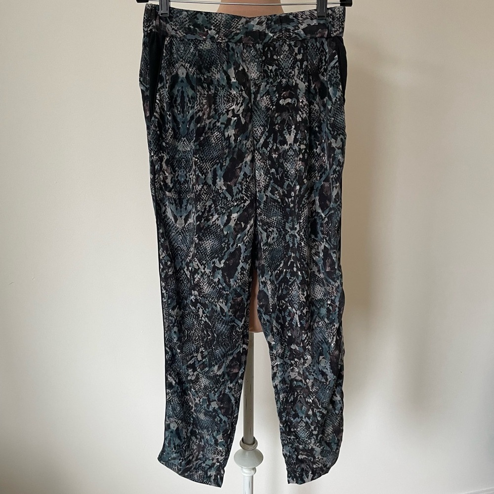 Intermix Silk Blue Multi Snake Print Side Piping Jogger Ankle Pants EUC Size S